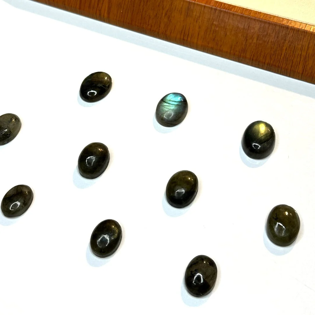 Cabochon Ovale Labradorite (Grade A) - Image 2