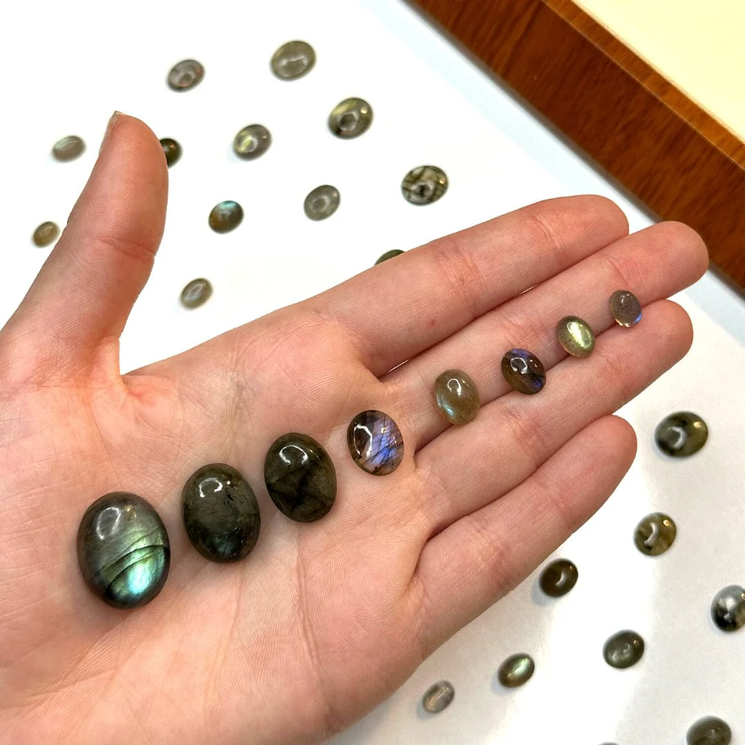Cabochon Ovale Labradorite (Grade A) - Image 3