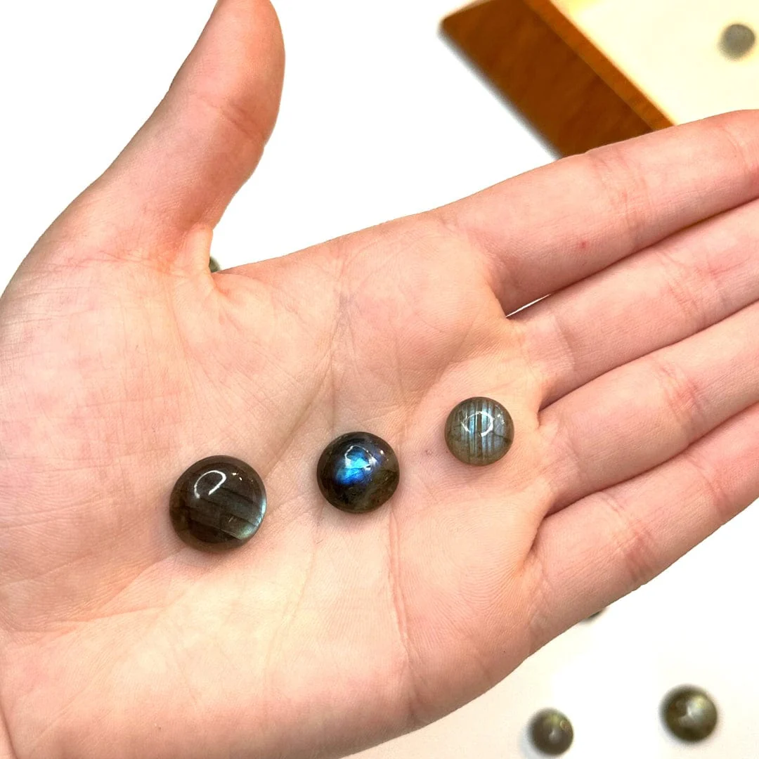 Cabochon Rond Labradorite (Grade A) - Image 2