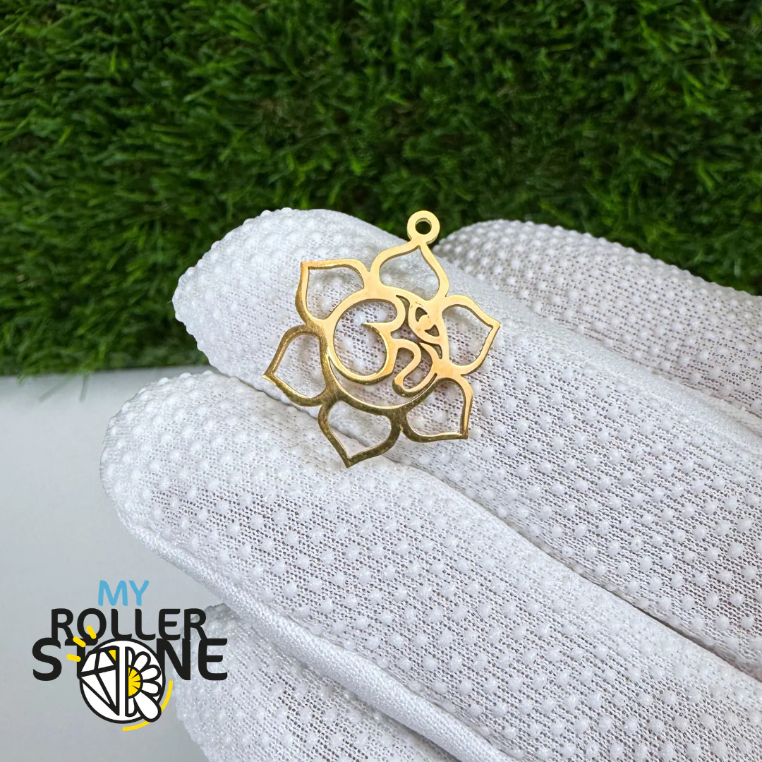 Pendentif Fleur Om Doré en Acier Inoxydable