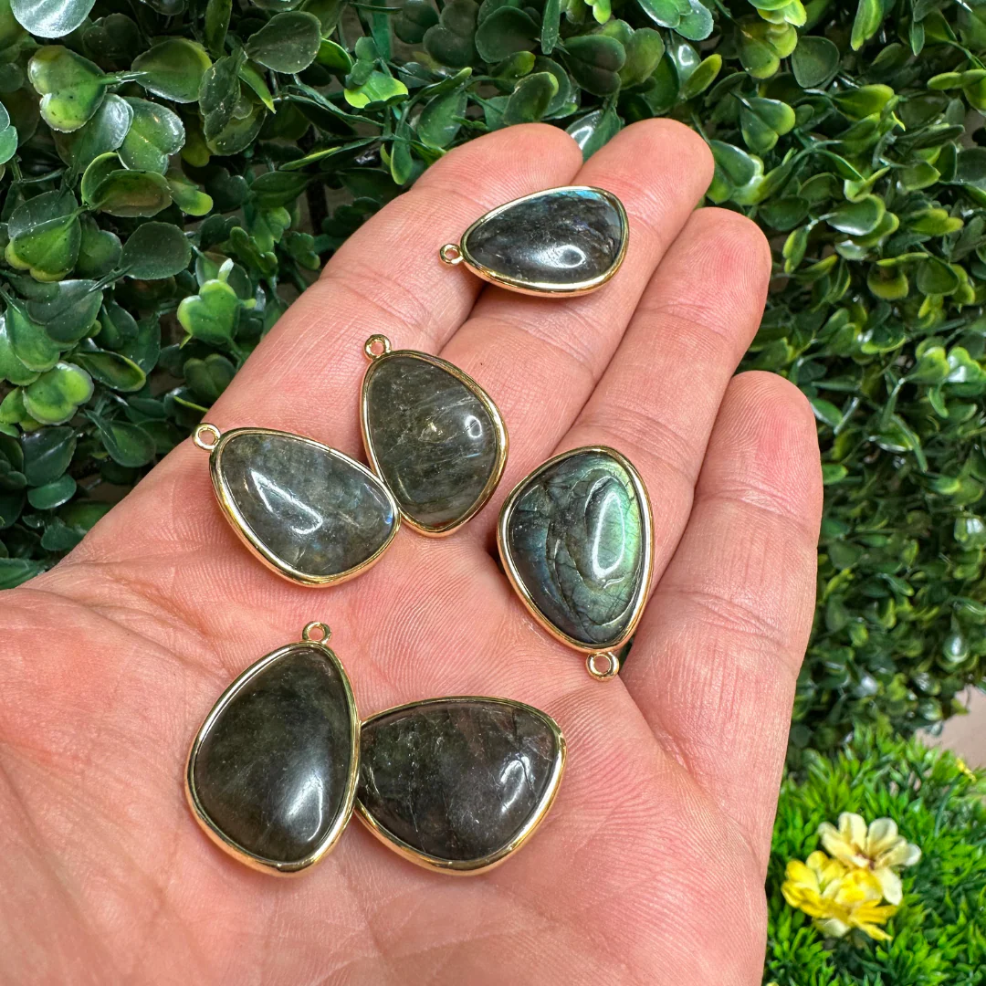 Pendentif ovale Labradorite serti